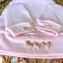 Touca e Luva em suedine rosa com bordados em rococó