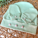 Touca e Luva em suedine verde com bordados em rococó